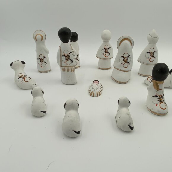 Vintage Mexican White Gold Hand Painted Folk Art Clay Pottery Nativity 13 PC - Picture 2 of 10